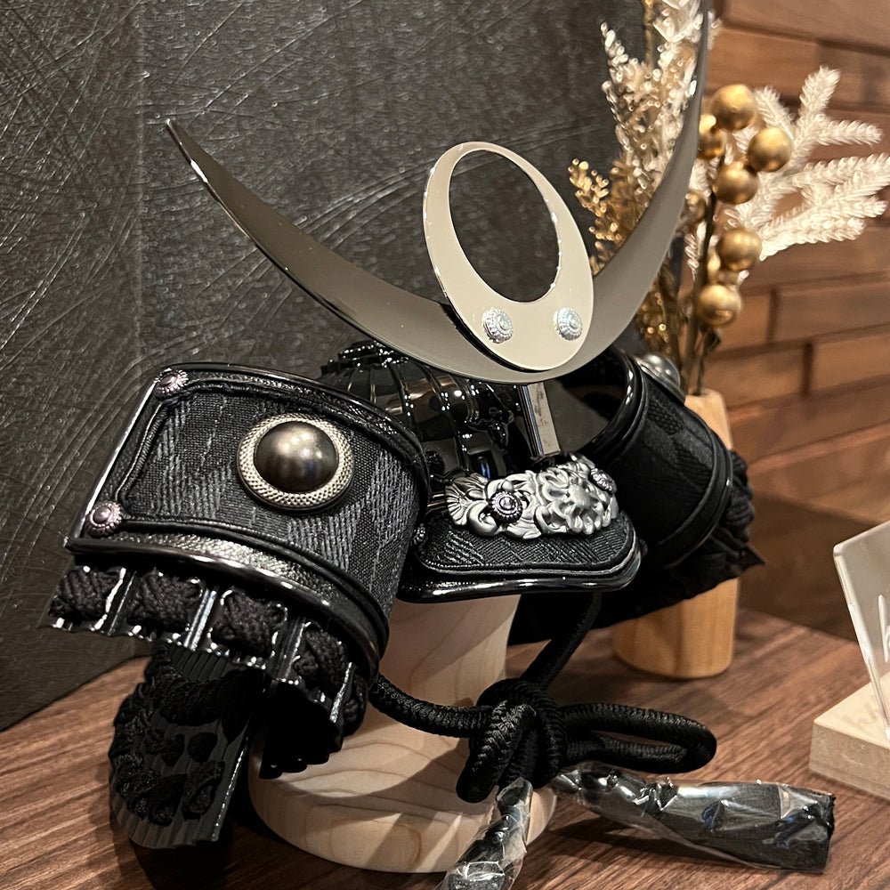 横幅37cm 五月人形 収納兜飾り|4号 ブロンズ|上杉謙信|「的に塩を送る」名言 堂々たる男男しい|コンパクト おしゃれ 兜鎧飾り 端午の節句飾り こどもの日 5月人形 人気 - ひなせい 五月人形