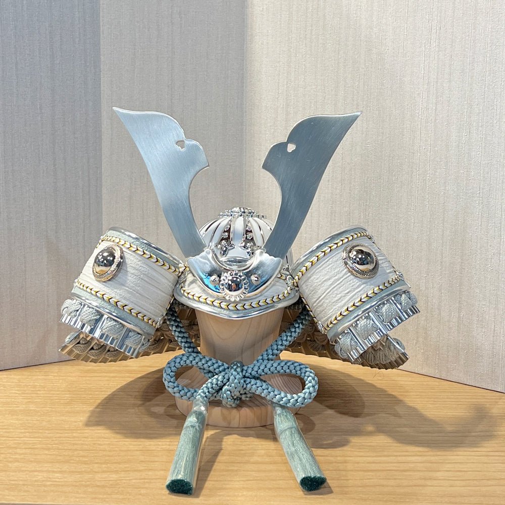 暮らしに寄り添う 溶け込む|横幅37cm 五月人形 収納4号|くすみ色ブルー兜|モダン ナチュラル|コンパクト おしゃれ 兜鎧飾り 端午の節句飾り こどもの日 5月人形 人気 - ひなせい 五月人形