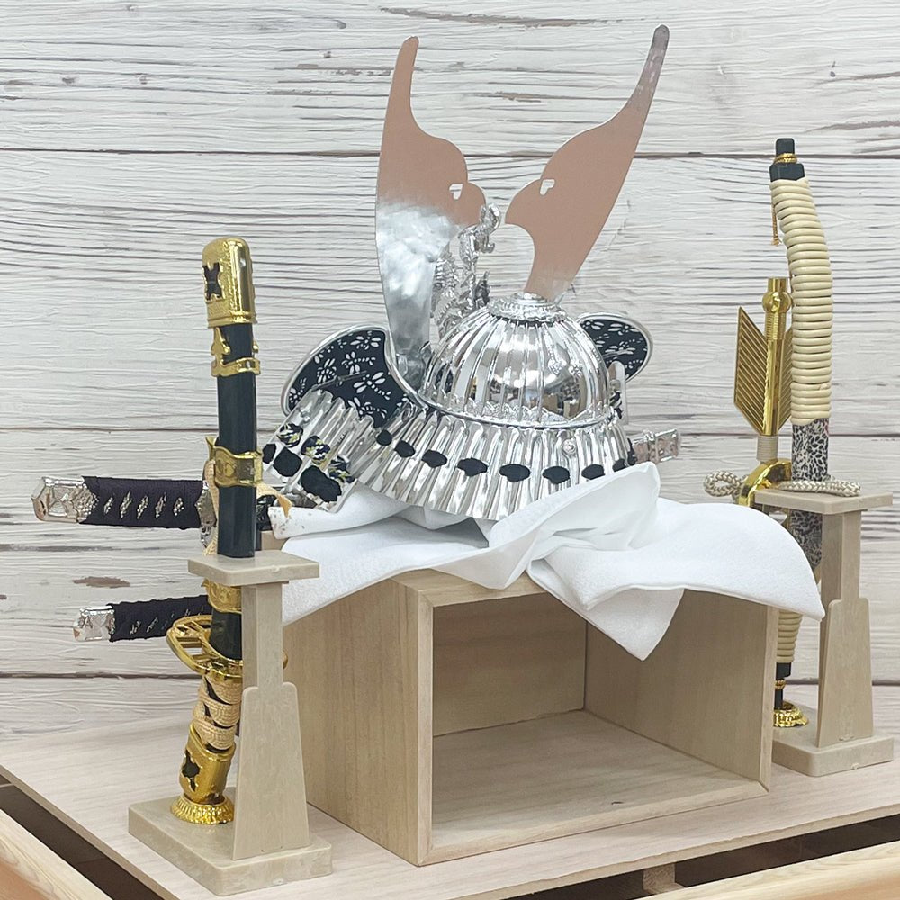 横幅38cm|ケース入り飾り|今どきの五月人形| ホワイト モダン|コンパクト おしゃれ 兜鎧飾り 端午の節句飾り こどもの日 - ひなせい 五月人形