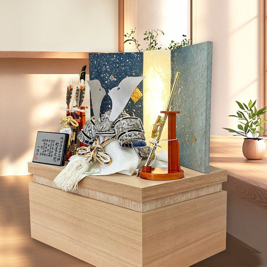 横幅38cm|プラチナ箔押し収納兜飾り|竹雀之兜 春日大社|縁起の良い 五月人形|コンパクト おしゃれ 兜鎧飾り 端午の節句飾り こどもの日 5月人形 かぶと - ひなせい 五月人形