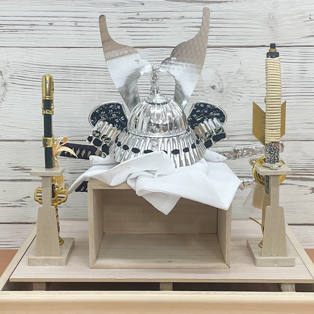横幅38cm|ケース入り飾り|今どきの五月人形| ホワイト モダン|コンパクト おしゃれ 兜鎧飾り 端午の節句飾り こどもの日 - ひなせい 五月人形