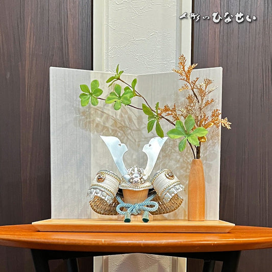 4号アイスブルー兜|爽やかな五月人形 |サイドボードに ちょこんと、飾りたい 五月人形 |コンパクト おしゃれ 兜鎧飾り 端午の節句飾り こどもの日 5月人形 人気 - ひなせい 五月人形