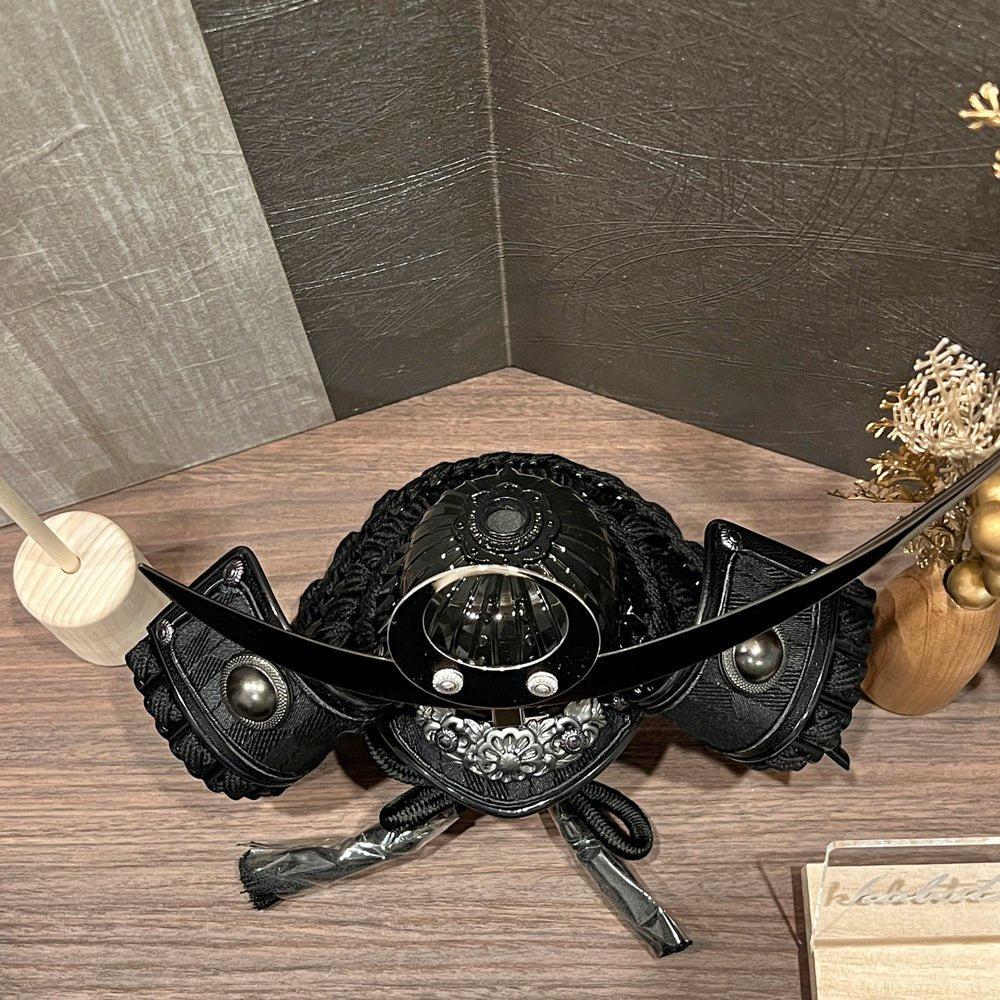 4号 ブロンズ 上杉謙信|月型ブラウン|小粋な五月人形|コンパクト おしゃれ 兜鎧飾り 端午の節句飾り こどもの日 5月人形 人気 - ひなせい 五月人形