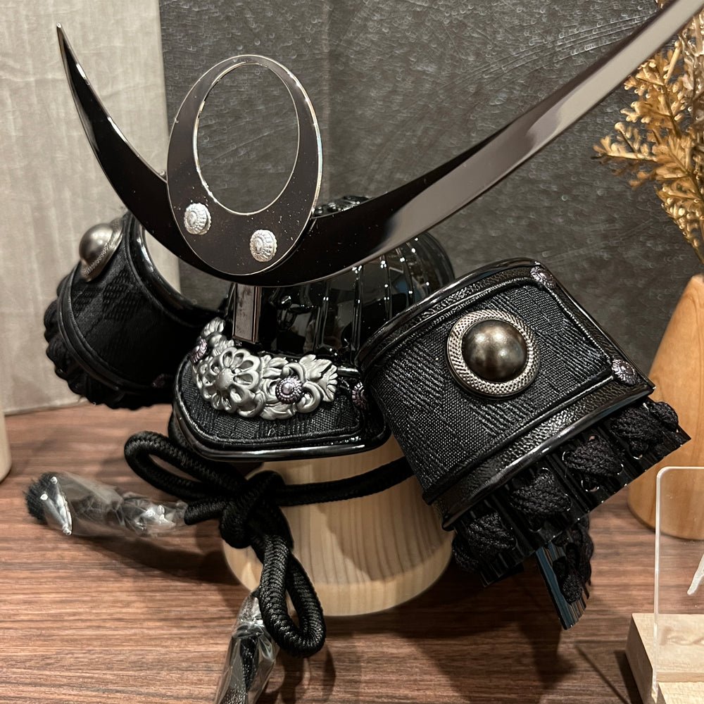 4号 ブロンズ 上杉謙信|月型ブラウン|小粋な五月人形|コンパクト おしゃれ 兜鎧飾り 端午の節句飾り こどもの日 5月人形 人気 - ひなせい 五月人形