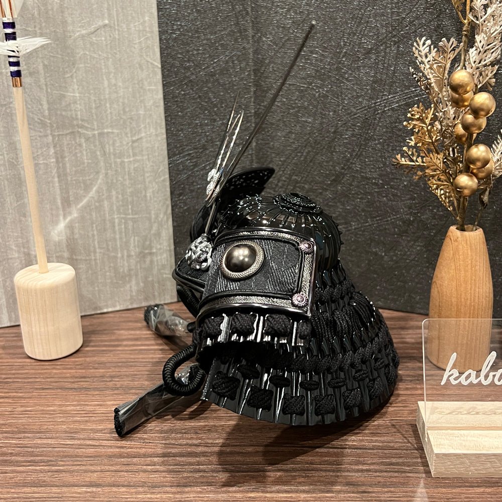 4号 ブロンズ 上杉謙信兜飾り|GWに飾ると、よりシックに|五月人形 越後の虎|コンパクト おしゃれ 兜鎧飾り 端午の節句飾り こどもの日 5月人形 人気 - ひなせい 五月人形