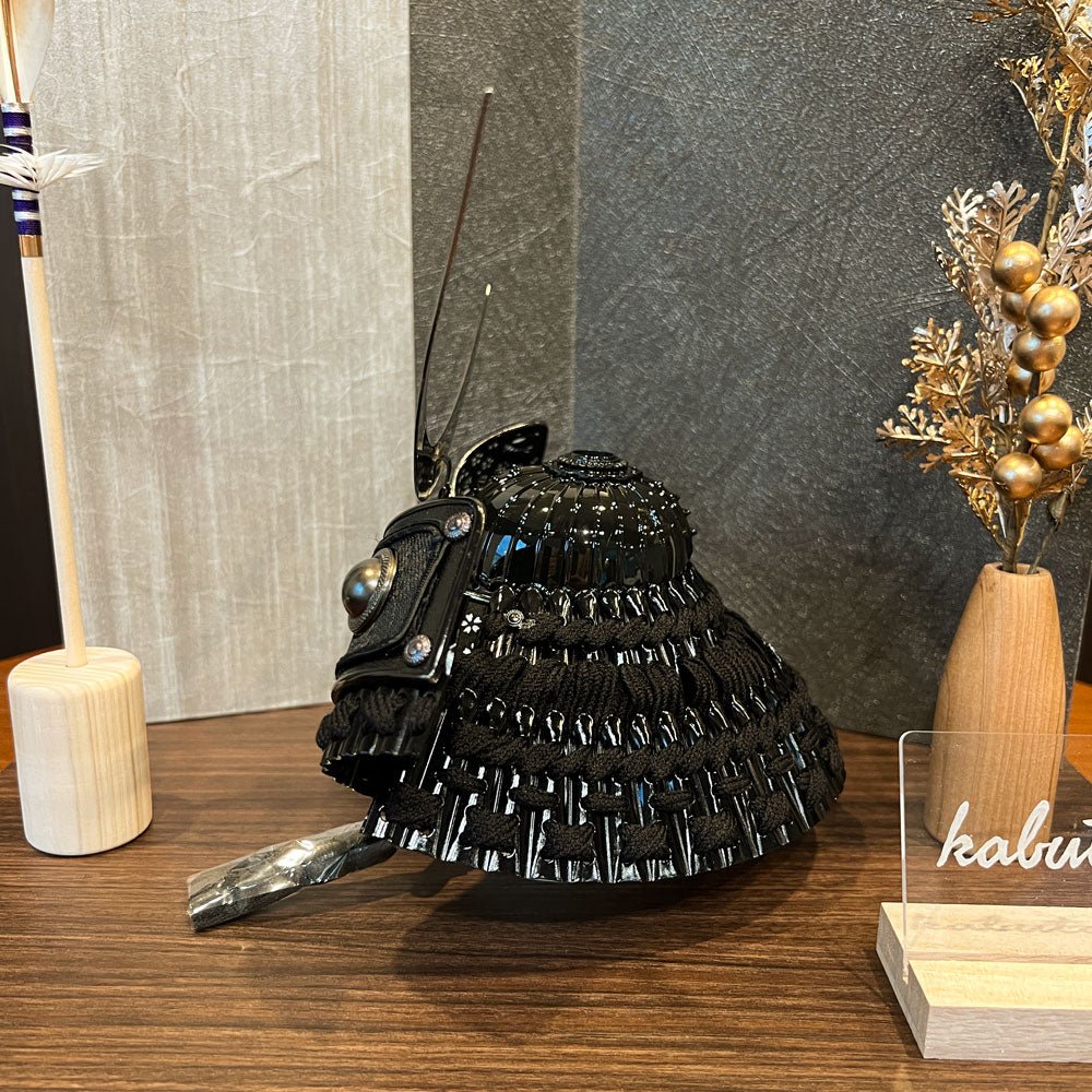 4号 ブロンズ 上杉謙信兜飾り|GWに飾ると、よりシックに|五月人形 越後の虎|コンパクト おしゃれ 兜鎧飾り 端午の節句飾り こどもの日 5月人形 人気 - ひなせい 五月人形