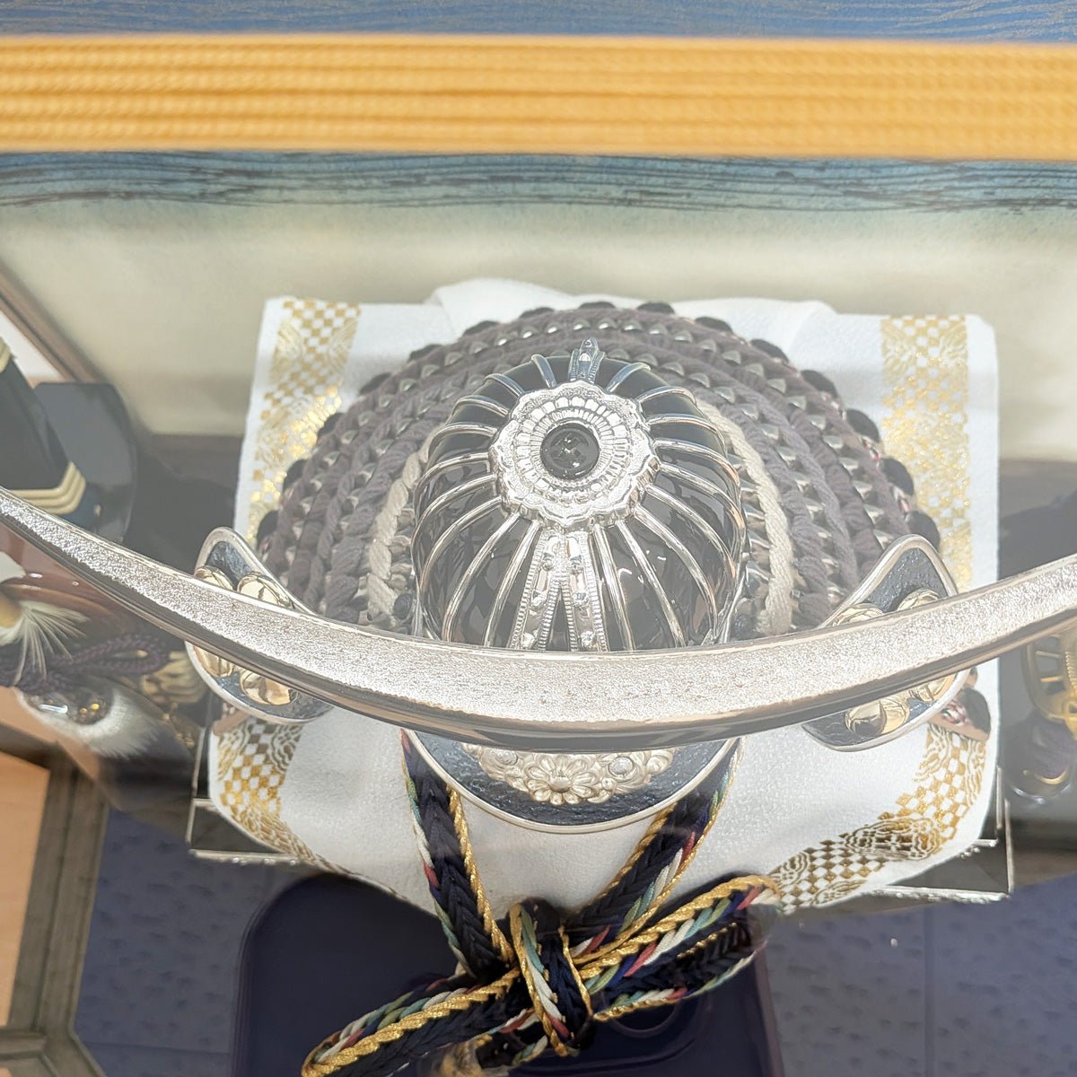 横幅42cm|扱いやすいケース入り飾り ジン| 武将 伊達政宗の兜 | 五月人形|ブルー 青|六角ケース|モダン|コンパクト おしゃれ 兜鎧飾り 端午の節句飾り こどもの日 5月人形 人気 かわいい - 五月人形 ひなせい