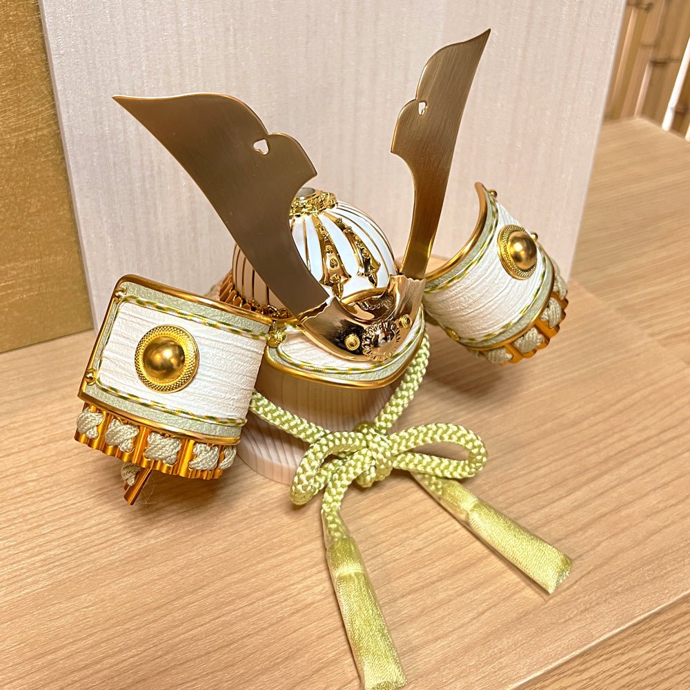 4号|くすみ色緑|収納兜飾り|ライフスタイルに人気|横幅37cm 五月人形 |コンパクト おしゃれ 兜鎧飾り 端午の節句飾り こどもの日 5月人形 人気 - ひなせい 五月人形