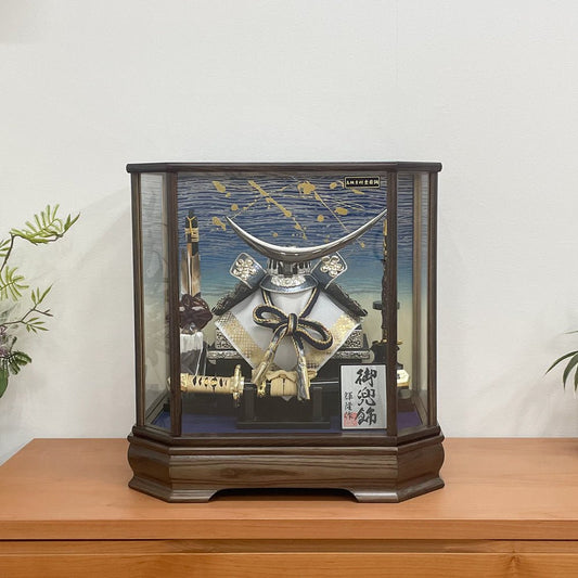 横幅43cm|ガラスケース入り飾り|お求めやすい 武将 伊達政宗の兜| 五月人形 ブルー青|モダン|コンパクト おしゃれ 兜鎧飾り 端午の節句飾り こどもの日 5月人形 人気 かわいい - ひなせい 五月人形