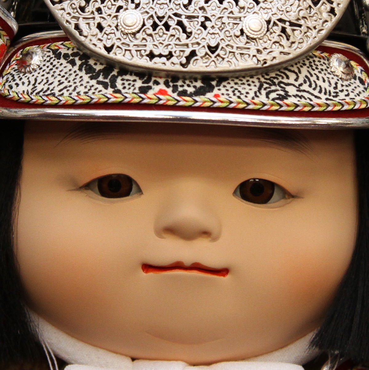 横幅45cm|渋い子供大将飾り 尊|五月人形のかわいい|シルバー 銀色|コンパクト おしゃれ 兜鎧飾り 端午の節句飾り こどもの日 5月人形 人気 かわいい武者人形 - ひなせい 五月人形