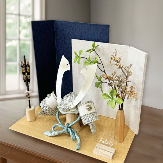 45cm平飾り|8号兜 くすみ色ブルー|五月晴れに飾りたい兜飾り| 五月人形|モダン|コンパクト おしゃれ 兜鎧飾り 端午の節句飾り こどもの日 5月人形 人気 かわいい - ひなせい 五月人形