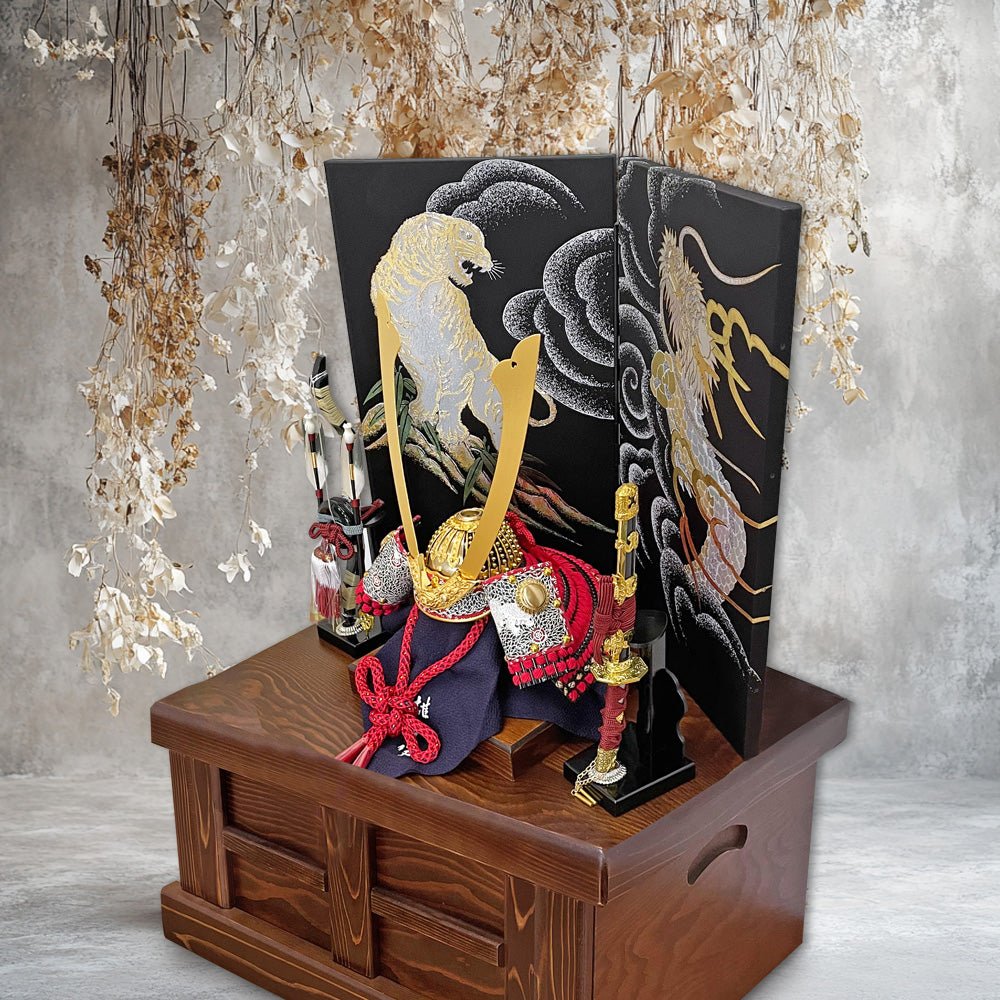 横幅46cm|10号兜 景福|鈴甲子雄山作|五月人形 収納飾り|鋲が100個の合わせ鉢|コンパクト |おしゃれ 兜鎧飾り 端午の節句飾り こどもの日 5月人形 人気 - ひなせい 五月人形