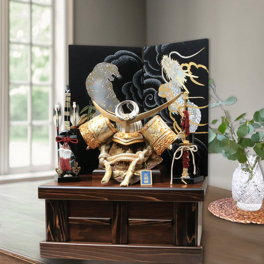 横幅46cm|12号 武将 上杉謙信 収納兜 白金|五月人形 コンパクト飾り|モダン|コンパクト おしゃれ 兜鎧飾り 端午の節句飾り こどもの日 5月人形 かぶと - ひなせい 五月人形