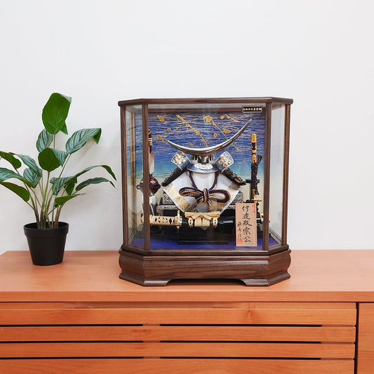 扱いやすいケース飾り|伊達政宗の兜 (札有り)| 五月人形|ブルー青|コンパクト おしゃれ 兜鎧飾り 端午の節句飾り こどもの日 5月人形 人気 - ひなせい 五月人形