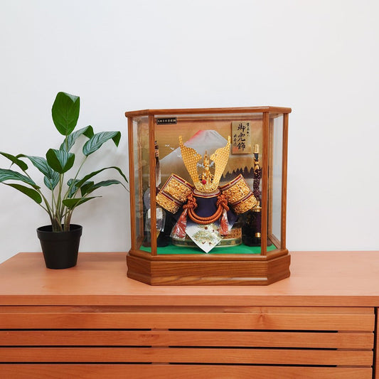 お求めやすいケース飾り|龍の前立兜|赤富士|コンパクトな五月人形|モダン|コンパクト おしゃれ 兜鎧飾り 端午の節句飾り こどもの日 5月人形 人気 - ひなせい 五月人形