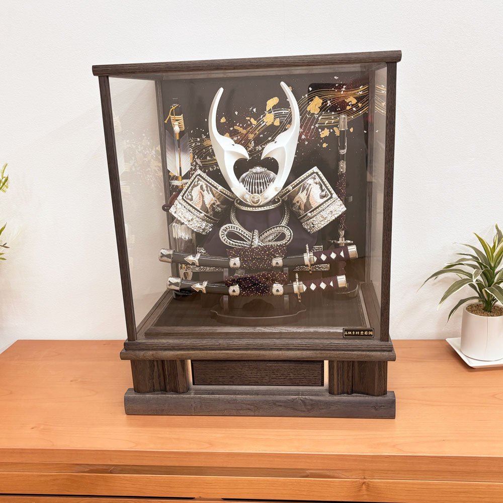 ケース入り飾り|五月人形【レン】| リーズナブル モダン|コンパクト おしゃれ 兜鎧飾り 端午の節句飾り こどもの日 5月人形 人気 - ひなせい 五月人形