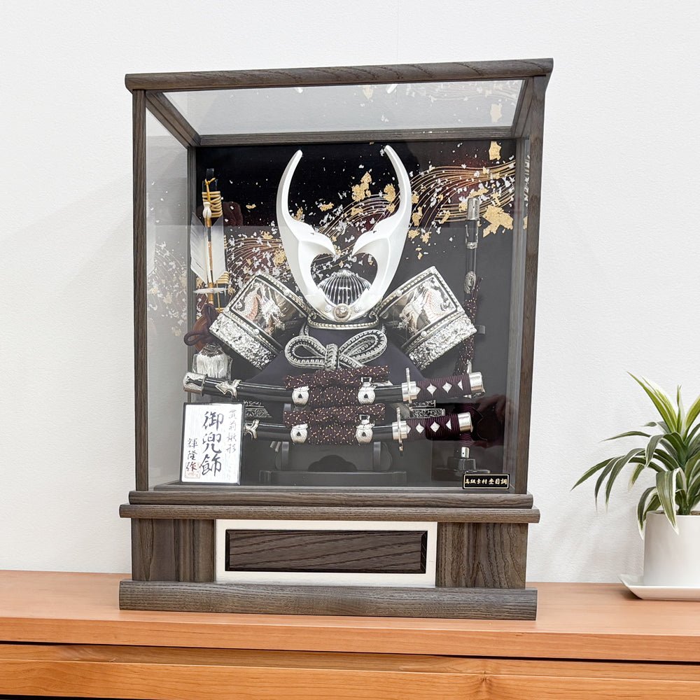 モダンなケース飾り|五月人形【ガク】|コンパクト おしゃれ 兜鎧飾り 端午の節句飾り こどもの日 5月人形 人気 - ひなせい 五月人形