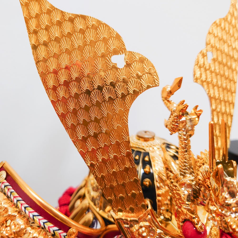 ケース飾り|龍の前立兜|菖蒲|扱いやすい五月人形でリビングに|コンパクト おしゃれ 兜鎧飾り 端午の節句飾り こどもの日 5月人形 人気 - ひなせい 五月人形