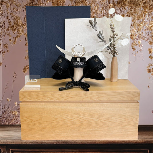 横幅50cm 収納兜飾り|8号ブロンズ兜| 武将 上杉謙信|重みある貫録 尊厳が人気|五月人形|コンパクト おしゃれ 兜鎧飾り 端午の節句飾り こどもの日 5月人形 人気 かわいい - ひなせい 五月人形