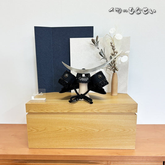 横幅50cm 五月人形 収納兜飾り|8号ブロンズ兜|伊達政宗|趣きある風貌 風姿 外見|コンパクト おしゃれ 兜鎧飾り 端午の節句飾り こどもの日 5月人形 人気 - ひなせい 五月人形