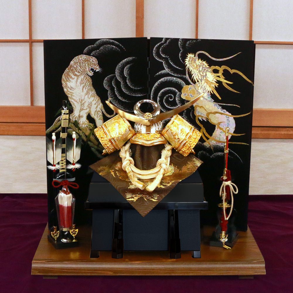 横幅60cm|立体12号 武将 上杉謙信 白金| 五月人形 コンパクト飾り|おしゃれ 兜鎧飾り 端午の節句飾り こどもの日 5月人形 人気 - ひなせい 五月人形