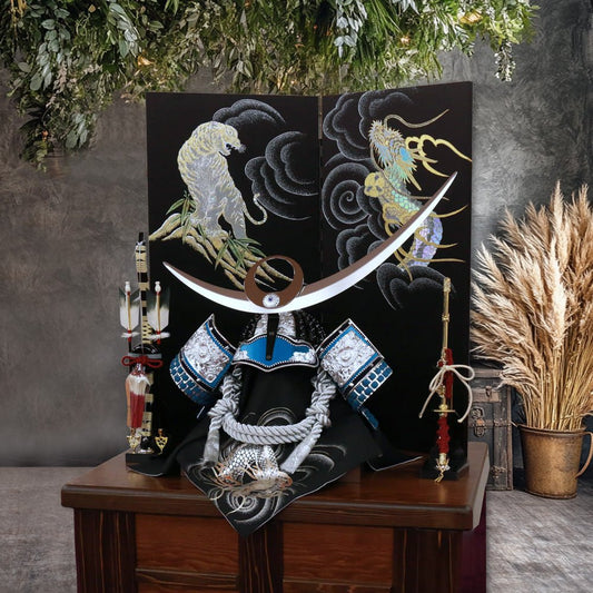 横幅66cm|翠鳳作 着用収納兜飾り 戦国武将 上杉謙信 シルバー|五月人形|大きい収納タイプ|おしゃれ 兜鎧飾り 端午の節句飾り こどもの日 5月人形 石破首相 トランプ大統領へ - ひなせい 五月人形