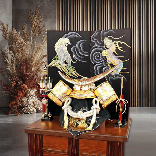 横幅66cm|着用収納兜飾り 戦国武将 伊達政宗 白金|被れる|しまう飾り|五月人形|おしゃれ 兜鎧飾り 端午の節句飾り こどもの日 5月人形 人気 - ひなせい 五月人形