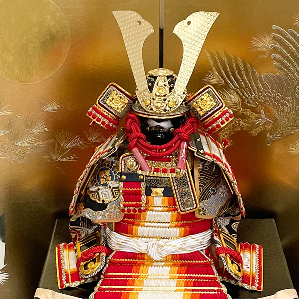 横幅75cm|7号 鎧飾り 朔太郎作 赤色|五月人形| グラデーションの赤色 |良品でシンプル|コンパクト おしゃれ 兜鎧飾り 端午の節句飾り こどもの日 5月人形 人気 - ひなせい 五月人形