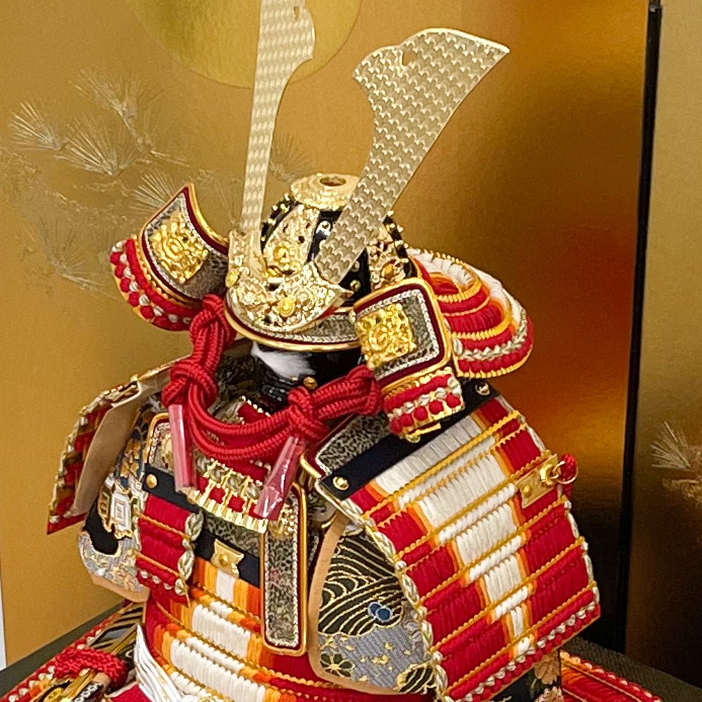 横幅75cm|7号 鎧飾り 朔太郎作 赤色|五月人形| グラデーションの赤色 |良品でシンプル|コンパクト おしゃれ 兜鎧飾り 端午の節句飾り こどもの日 5月人形 人気 - ひなせい 五月人形