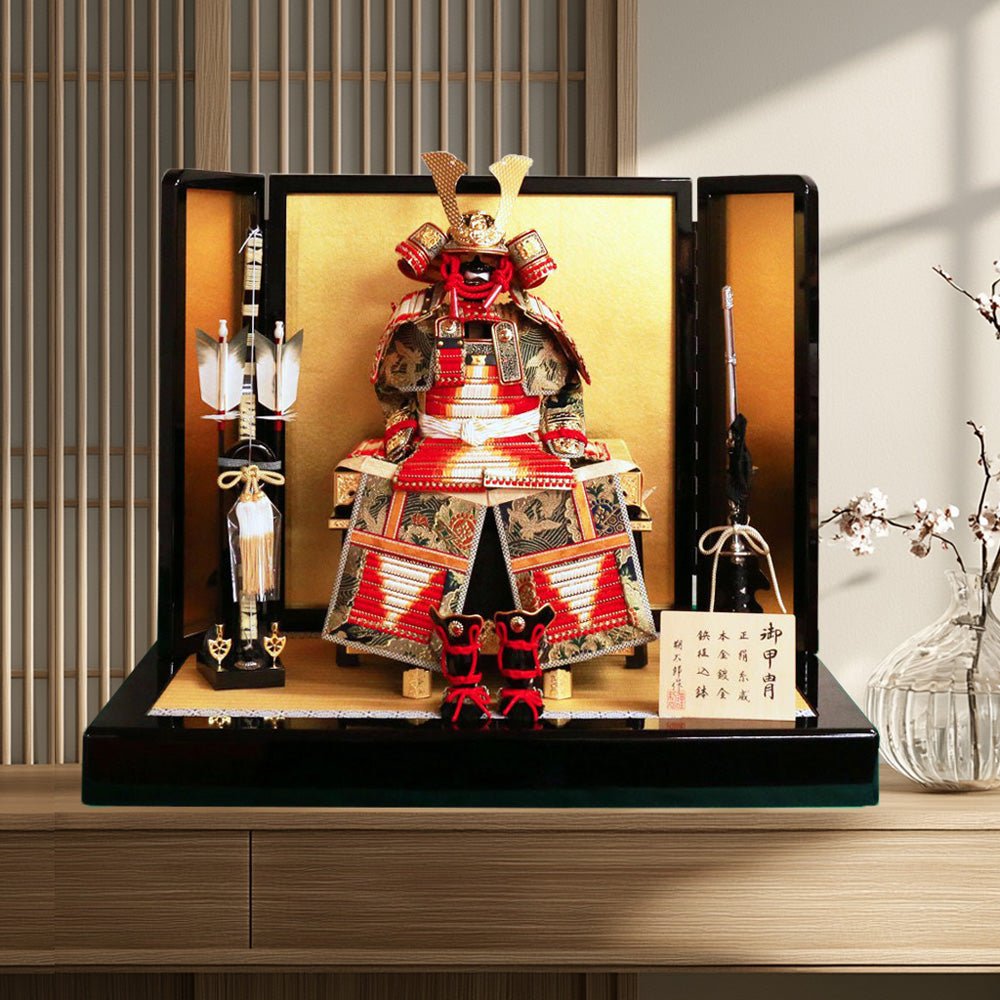 横幅75cm|7号 鎧飾り 朔太郎作 赤色|五月人形| グラデーションの赤色 |良品でシンプル|コンパクト おしゃれ 兜鎧飾り 端午の節句飾り こどもの日 5月人形 人気 - ひなせい 五月人形
