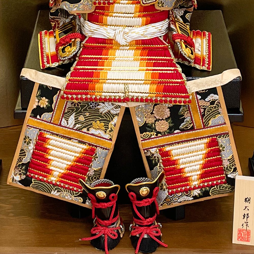 横幅75cm|7号 鎧飾り 朔太郎作 赤色|五月人形| グラデーションの赤色 |良品でシンプル|コンパクト おしゃれ 兜鎧飾り 端午の節句飾り こどもの日 5月人形 人気 - ひなせい 五月人形