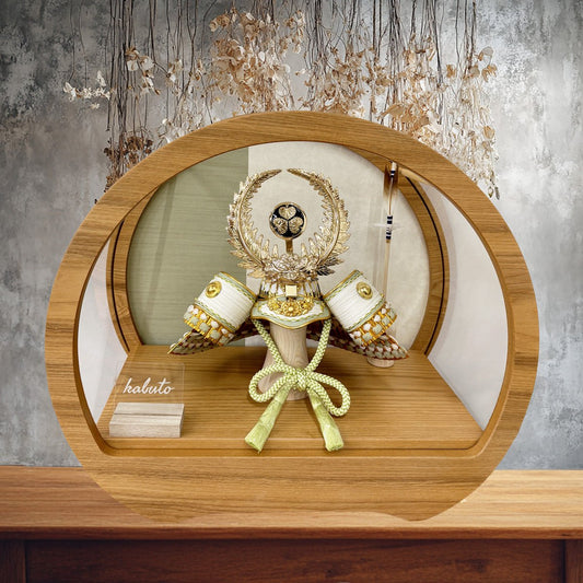 8号 くすみ緑 徳川家康兜|円形アクリルケース|天下人の威容 荘厳| 五月人形 45cm生活空間|コンパクト おしゃれ 兜鎧飾り 端午の節句飾り こどもの日 5月人形 人気 - ひなせい 五月人形