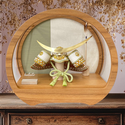 8号 くすみ色緑|伊達政宗|円形アクリルケース|横幅45cm 五月人形|北欧インテリア今めかしいスマート|コンパクト おしゃれ 兜鎧飾り 端午の節句飾り こどもの日 5月人形 人気 - ひなせい 五月人形