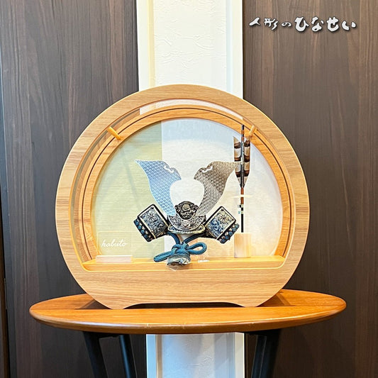 8号兜 名物裂 龍村織物|円形アクリルケース|世界が認めた名物裂|横幅45cm 五月人形 |コンパクト おしゃれ 兜鎧飾り 端午の節句飾り こどもの日 5月人形 人気 - ひなせい 五月人形