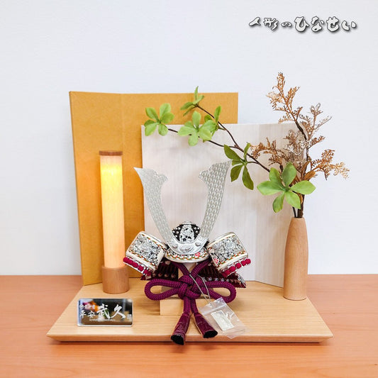 平安武久作 兜飾り 8号 箔押 白中エンジ|類を見ない無二な五月人形|コンパクト おしゃれ 兜鎧飾り 端午の節句飾り こどもの日 5月人形 人気 - ひなせい 五月人形