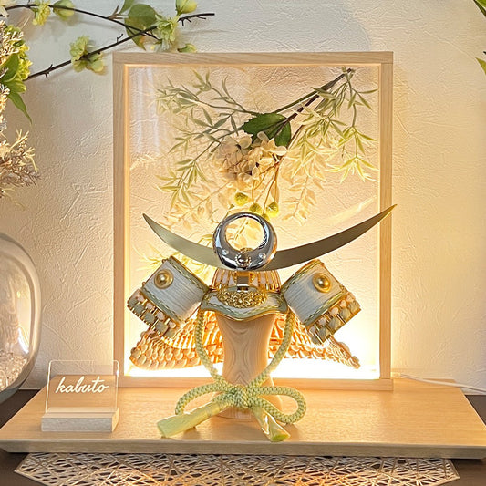 8号兜 くすみ色 緑色 上杉謙信 LUMIN|コンパクトな兜飾り| 五月人形|45cm平飾り|コンパクト おしゃれ 兜鎧飾り 端午の節句飾り こどもの日 5月人形 人気 - ひなせい 五月人形