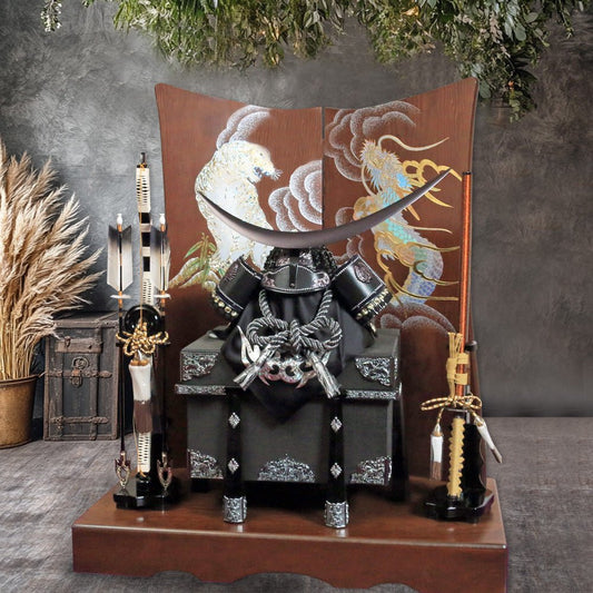 横幅85cm|着用兜 武将 伊達政宗 黒|いぶし銀色の渋さが素敵|五月人形|おしゃれ 兜鎧飾り 端午の節句飾り こどもの日 5月人形 人気 - ひなせい 五月人形