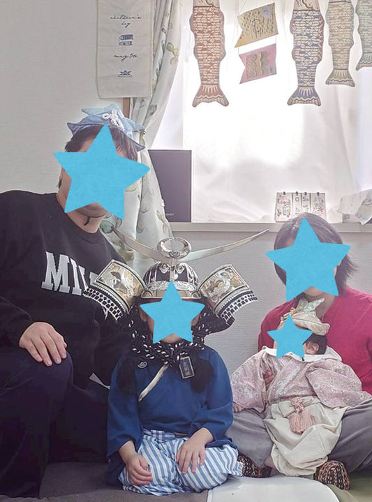 生まれたての妹と兜をかぶってお写真：東京都のS様 端午の節句 こどもの日