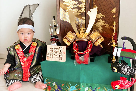 五月人形の兜飾りで端午の節句 お孫さんの初節句｜東京都町田市の悠杜くん