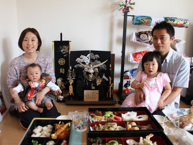 五月人形の兜飾りで端午の節句 豪華な料理と初節句｜千葉の浦安市の旬君 - ひなせい 五月人形