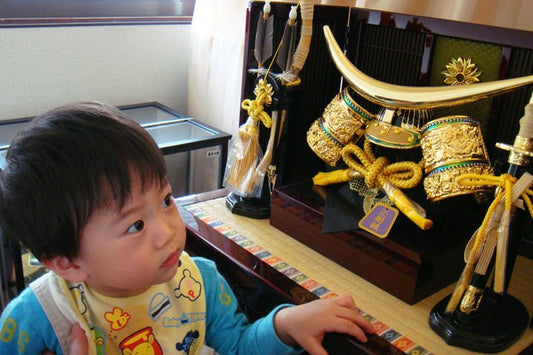 五月人形の兜飾りで端午の節句 お孫さんの初節句｜島田市の石神様 - ひなせい 五月人形