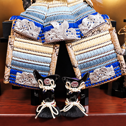 横幅85cm｜翠鳳作 12号青段鎧 ｜青色 ｜モダンで斬新な五月人形｜青い色が格好良い｜おしゃれ 兜鎧飾り 端午の節句飾り こどもの日 5月人形 石破首相 トランプ大統領へ - SAKURA ARCH（サクラ アーチ） 五月人形