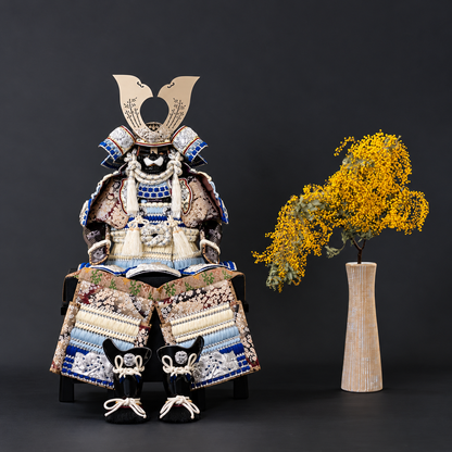 横幅85cm｜翠鳳作 12号青段鎧 ｜青色 ｜モダンで斬新な五月人形｜青い色が格好良い｜おしゃれ 兜鎧飾り 端午の節句飾り こどもの日 5月人形 石破首相 トランプ大統領へ - SAKURA ARCH（サクラ アーチ） 五月人形
