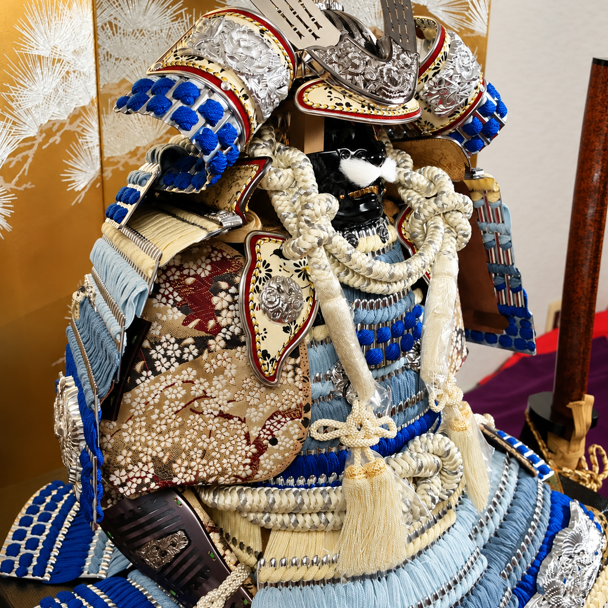 横幅85cm｜翠鳳作 12号青段鎧 ｜青色 ｜モダンで斬新な五月人形｜青い色が格好良い｜おしゃれ 兜鎧飾り 端午の節句飾り こどもの日 5月人形 石破首相 トランプ大統領へ - SAKURA ARCH（サクラ アーチ） 五月人形
