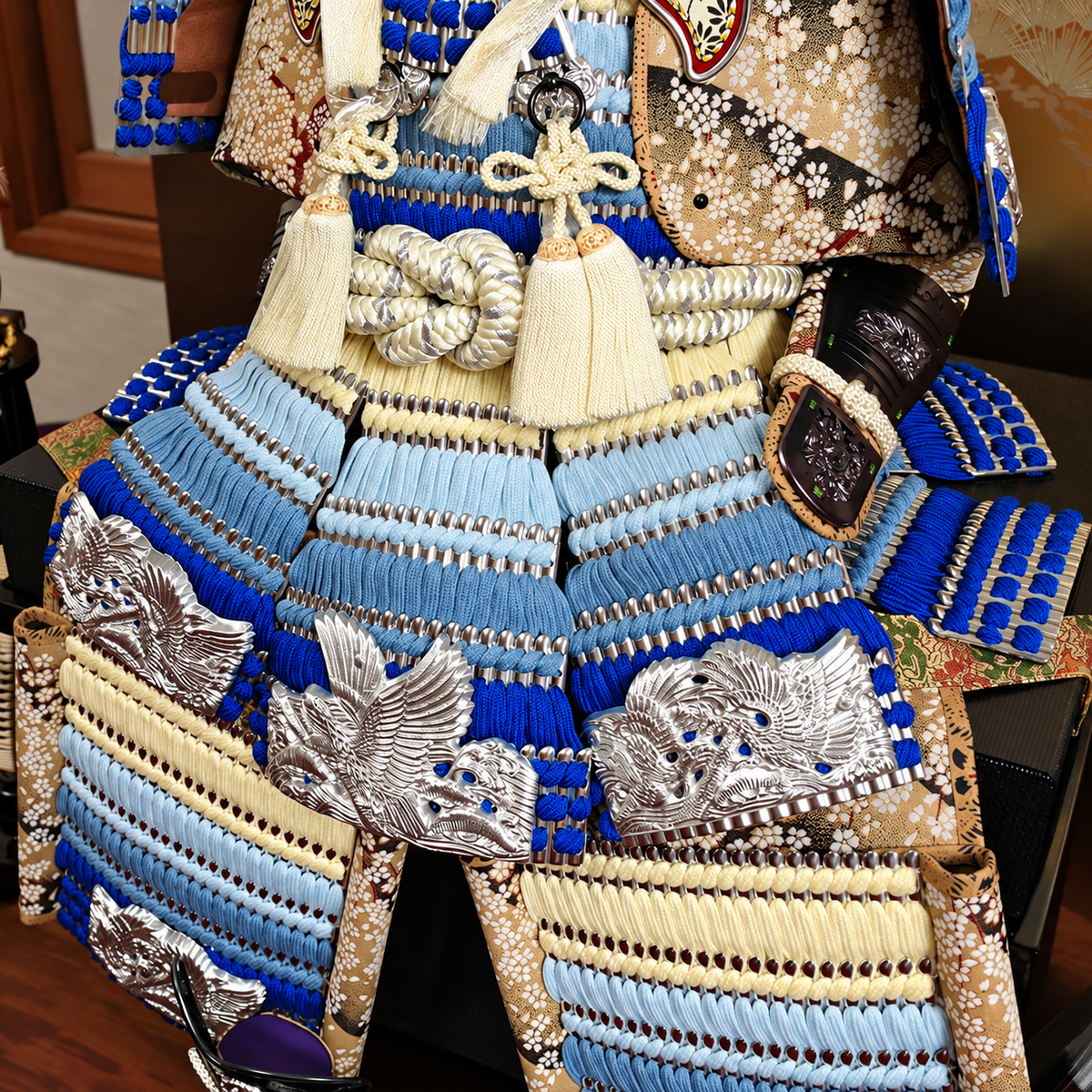 横幅85cm｜翠鳳作 12号青段鎧 ｜青色 ｜モダンで斬新な五月人形｜青い色が格好良い｜おしゃれ 兜鎧飾り 端午の節句飾り こどもの日 5月人形 石破首相 トランプ大統領へ - SAKURA ARCH（サクラ アーチ） 五月人形