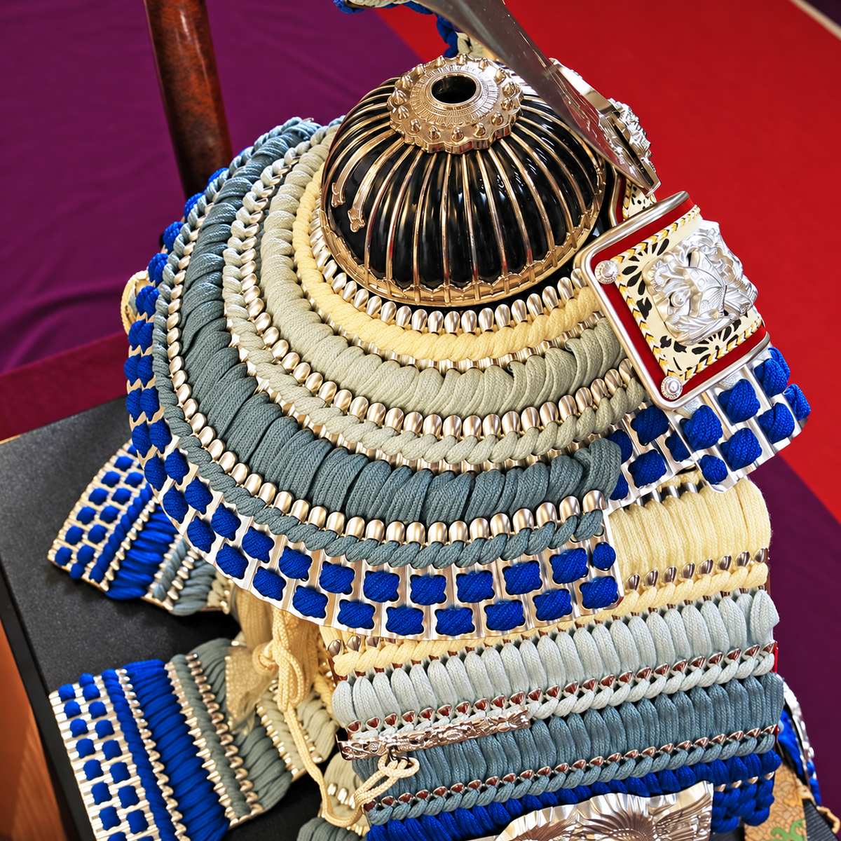 横幅85cm｜翠鳳作 12号青段鎧 ｜青色 ｜モダンで斬新な五月人形｜青い色が格好良い｜おしゃれ 兜鎧飾り 端午の節句飾り こどもの日 5月人形 石破首相 トランプ大統領へ - SAKURA ARCH（サクラ アーチ） 五月人形