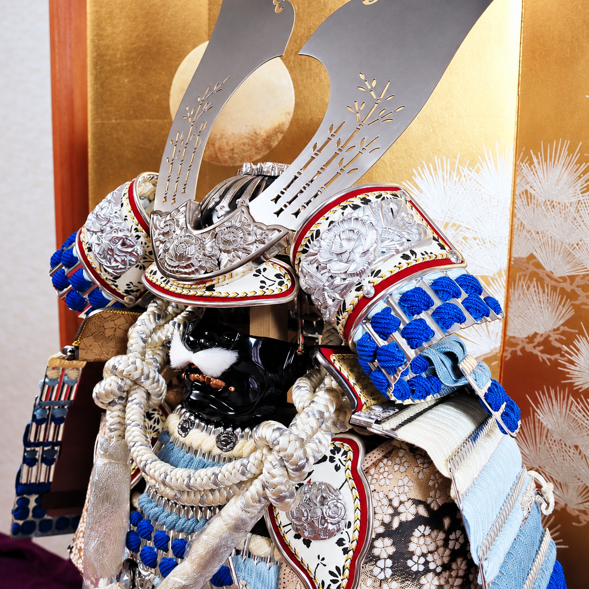 横幅85cm｜翠鳳作 12号青段鎧 ｜青色 ｜モダンで斬新な五月人形｜青い色が格好良い｜おしゃれ 兜鎧飾り 端午の節句飾り こどもの日 5月人形 石破首相 トランプ大統領へ - SAKURA ARCH（サクラ アーチ） 五月人形