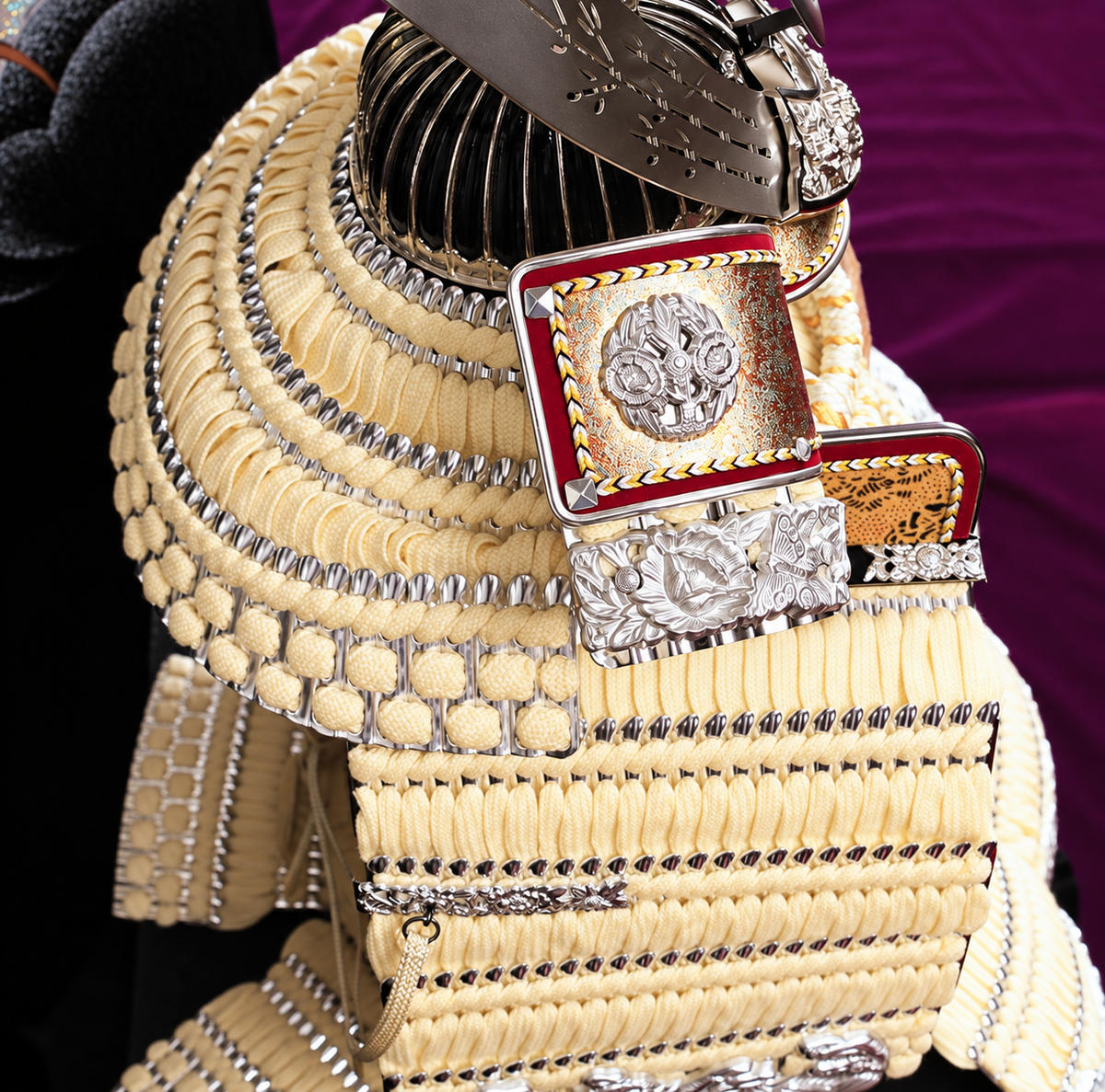 横幅85cm｜翠鳳作 12号鎧 徳川家康｜おしゃれな白い五月人形｜インテリア的に飾る｜兜鎧飾り 端午の節句飾り こどもの日 5月人形 人気 石破首相 トランプ大統領へ - SAKURA ARCH（サクラ アーチ）
 五月人形