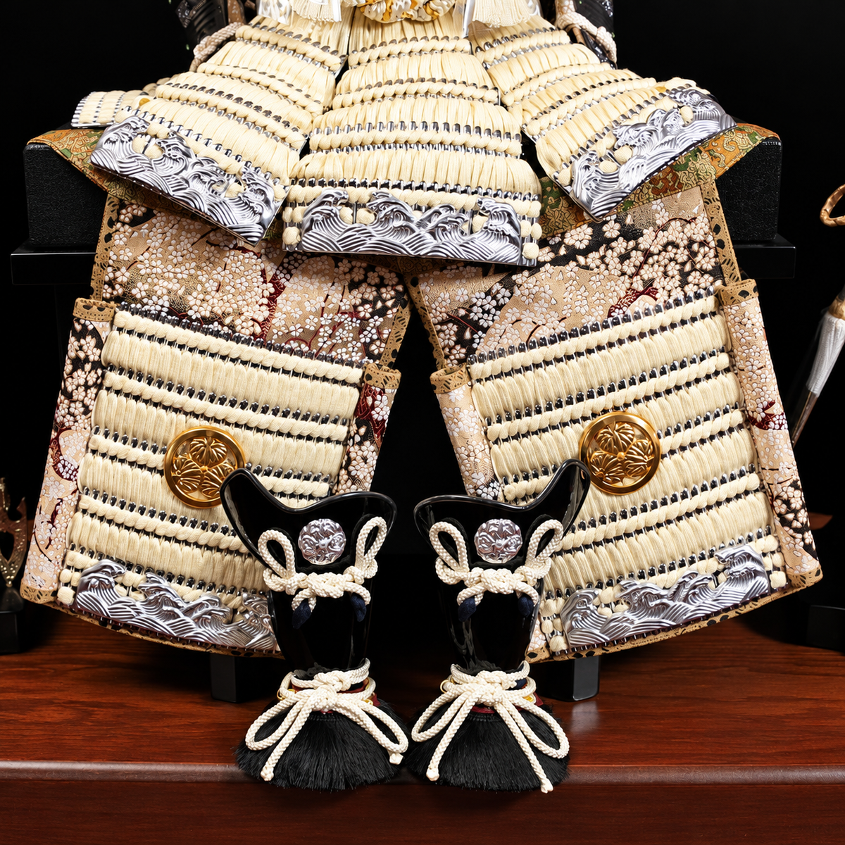 横幅85cm｜翠鳳作 12号鎧 徳川家康｜おしゃれな白い五月人形｜インテリア的に飾る｜兜鎧飾り 端午の節句飾り こどもの日 5月人形 人気 石破首相 トランプ大統領へ - SAKURA ARCH（サクラ アーチ）
 五月人形