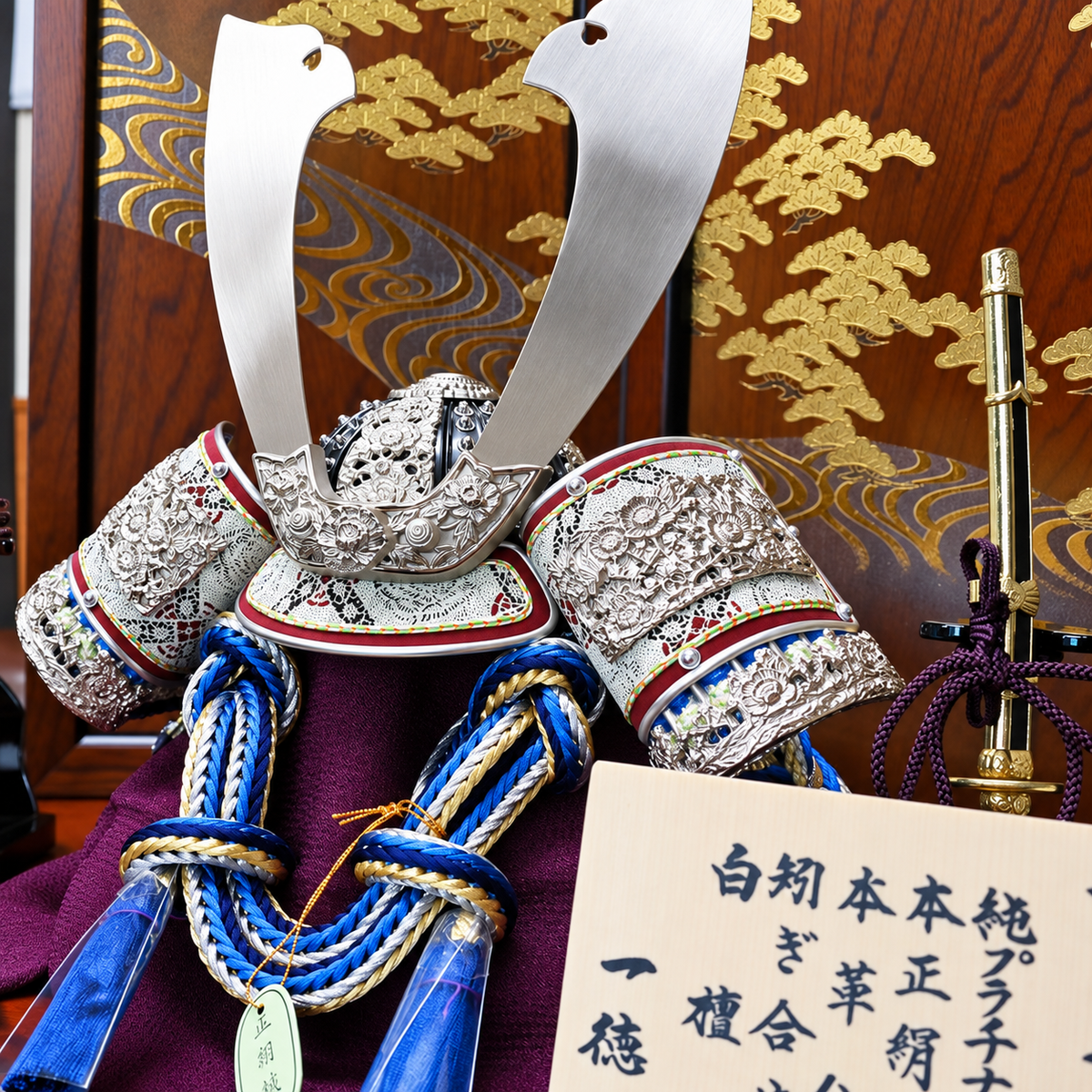 横幅46cm｜13号純プラチナ箔押兜｜ちっちゃい 五月人形 兜 兜飾り モダン｜コンパクト おしゃれ 兜鎧飾り 端午の節句飾り こどもの日 5月人形 人気 かわいい - ひなせい 五月人形